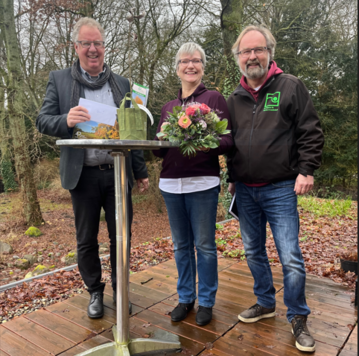 Gratulierten Sylvia Eggers zum Jubilum: Dr. Michael Marrett-Foen, Geschftsfhrer des FGL HH (links), und der Verbandsgeschftsfhrer Ludger Plamann.