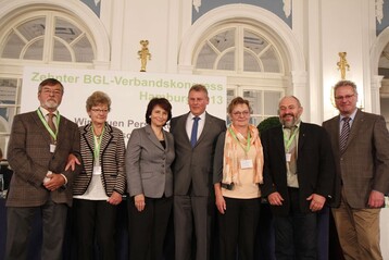 Falk Dolze (r.), Manfred Lorenz (4.v.l.) und Norbert Bauer (l.), jeweils mit ihren Ehefrauen, erhielten fr ihr ehrenamtliches Engagement die Goldene Ehrennadel des Verbands 