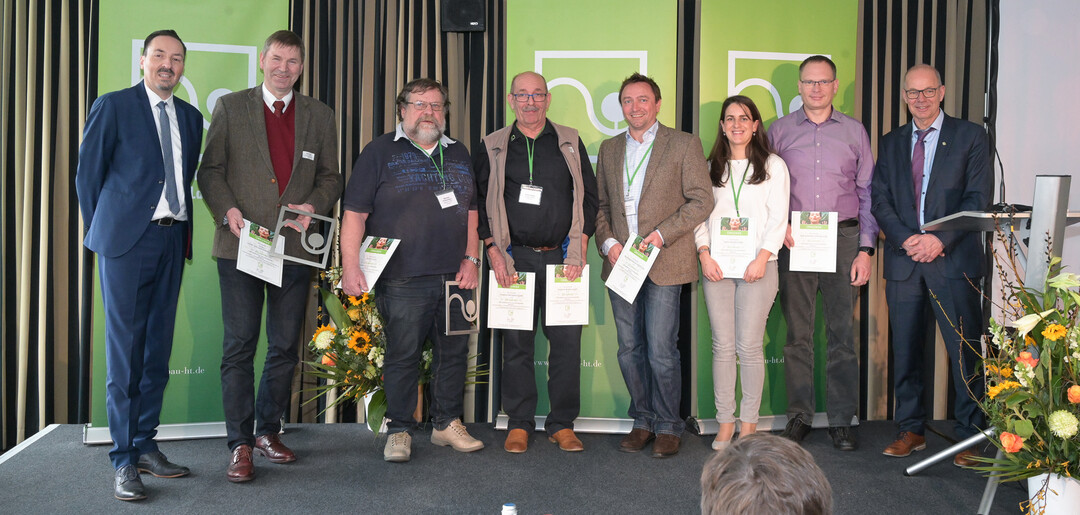 Die Urkunden für 25 und 10 Jahre Mitgliedschaft im Fachverband Hessen-Thüringen überreichten Staatssekretär Conz (l.) und FGL-Präsident Jens Heger (r.) an folgende Unternehmen:
• Für 25 Jahre: Otto Poppa (2.v.l.) von Fichter Garten- und Landschaftsbau GmbH aus Magdala, Manfred Frankenbach (3.v.l) von GaLaFlor Garten- und Landschaftsbau aus Döllstädt, für 10 Jahre: Volker Hahn (4.v.l.) von Die Garten GmbH und Gramenz Neubau GmbH aus Wiesbaden, Jan Rahmann (4.v.r.) von Baumpflege Rahmann GmbH & Co. KG aus Frankfurt, Christin Reuter (3.v.r.) von Reuter GaLaBau GmbH aus Langgöns-Niederkleen und Dirk Kopf (2.v.r) von Kopf Gartenbau GmbH & Co. KG aus Ehrenber
