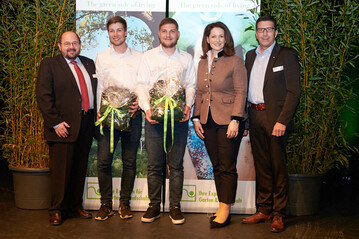 v.l.: Gerhard Zh, Prsident des VGL Bayern, bei der Ehrung der Landschaftsgrtner- Auszubildenden Julian Maier und Niklas Stadlmayr von der Bullinger GmbH & Co. KG zusammen mit Michaela Kaniber, Bayerische Staatsministerin fr Ernhrung, Landwirtschaft und Forsten, und Geschftsfhrer Josef Bullinger.