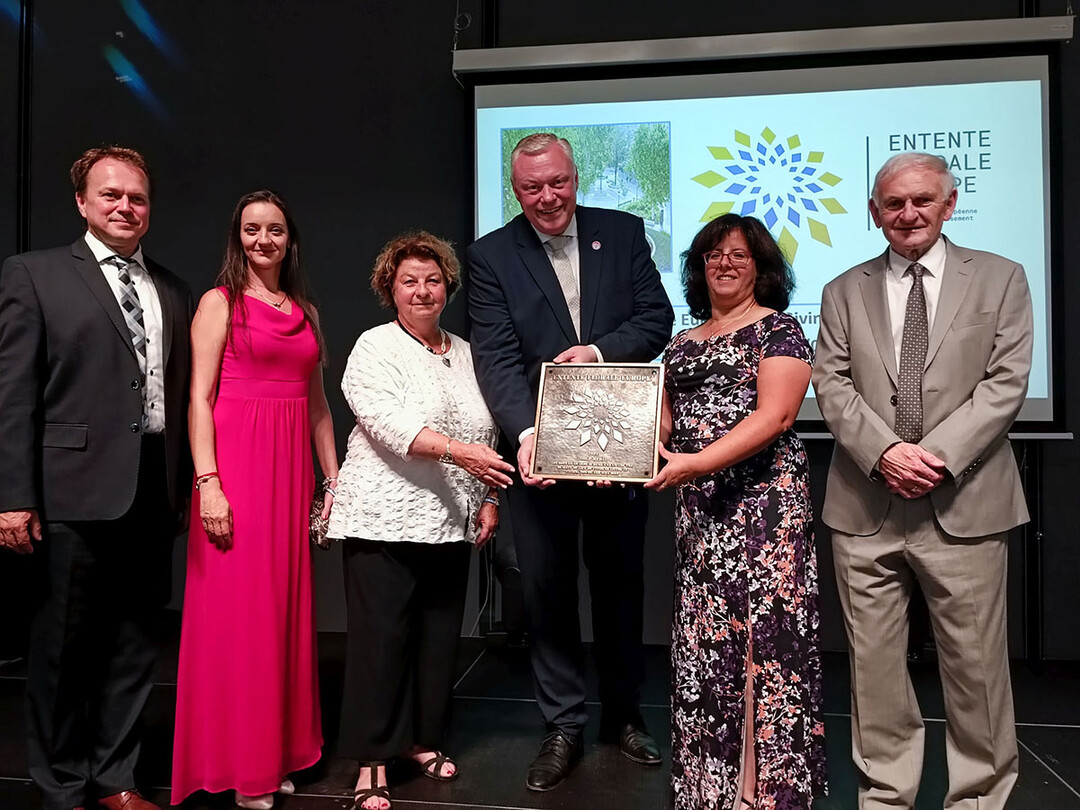 Sieger aus Deutschland umrahmt von der „Entente Florale“-Jury: Jaroslav Brzak (v.l. Tschechien), Eszther Toth (Ungarn), Hildegunde Henrich (Deutschland), Höxters Bürgermeister Daniel Hartmann, Baudezernentin Claudia Koch und Jury-Chef Christy Boylan (Irland). Foto: Huxarium Gartenpark Höxter.