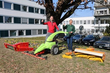 Entgegennahme des neuen Rapid URI durch Tamara Schraner, Gruppenleitung Garten und Areal, Stiftung Gesundheitsfrderung Bad Zurzach von Lucas Briccos, Produktspezialist Rapid Technic AG.