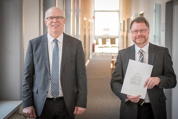 Dr. Bernd von Garmissen (rechts) hat in Oldenburg sein neues Amt als Direktor der Landwirtschaftskammer Niedersachsen angetreten. Von Kammerprsident Gerhard Schwetje (links) erhielt er die offizielle Ernennungsurkunde. 