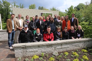 Mainau-Geschftsfhrer Bjrn Graf Bernadotte und Bettina Grfin Bernadotte (von links) mit den projektbeteiligten Studenten, Auszubildenden und Ausbildern sowie Vertretern des Verbands Garten-, Landschafts- und Sportplatzbau Baden-Wrttemberg e.V., der Hochschule fr Wirtschaft und Umwelt Nrtingen-Geislingen, des Ateliers Dreiseitl und der Mainau GmbH im Siegergarten Von der Natur gezeichnet von Lisa Henicz und Melanie Vesel