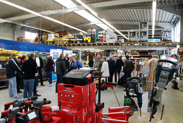 Bei der ersten Hausmesse der eberle-hald Niederlassung Bhl interessierten sich die Besucher auch fr die neu gestaltete Warenprsentation.