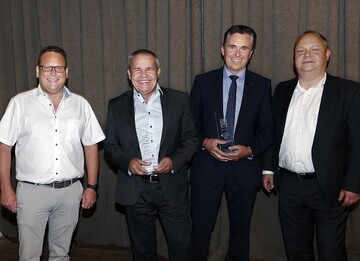 Lieferanten Award fr die besten Industriepartner 2019: EVB BauPunkt Geschftsfhrer Steffen Eberle (links) und Einkaufsleiter Manfred Trumpp (rechts) freuen sich mit Jrg Majoli (Zweiter von links) und Marko Waldschmidt (Zweiter von rechts).