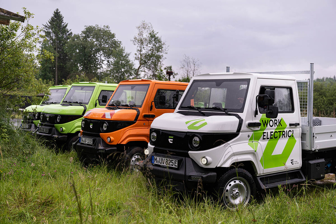 Vier Evums, bereit fr ihren Einsatz im lndlichen Raum: leise, kraftvoll und emissionsfrei  nachhaltige Mobilitt, die berall ankommt.