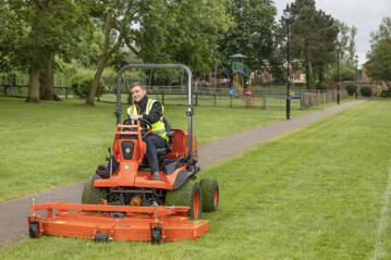 Leistung, Laufruhe und Haltbarkeit  all das macht das neue Modell F-391 von Kubota zur ersten Wahl fr professionelle Anwender bei der Pflege von Parks, Rasenanlagen und kommunalen Grnflchen. 