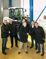 Bei einem Strategietreffen im zentralen Terex-Werk Crailsheim wurde die enge Partnerschaft zwischen Terex Compact und den Vertretern der Firmengruppe Böhrer, des neuen Haupthändlers in Baden-Württemberg per Handschlag besiegelt: (von rechts) Matthias Meiser für die Geschäftsführung der Böhrer-Firmengruppe und Niederlassungsleiter in Kirchheim unter Teck, Oliver Merkle, Leiter der Böhrer-Niederlassung Villingendorf, Oliver Weinkötz, Leiter der neuen Niederlassung im Rhein-Neckar-Kreis, Andreas Hactergal (vorn), Terex-Vertriebsleiter für Deutschland, Werner Purkart, Terex-Businessmanager für Süddeutschland, sowie Michael Fütterer, Verkaufsteam Böhrer Baumaschinen.