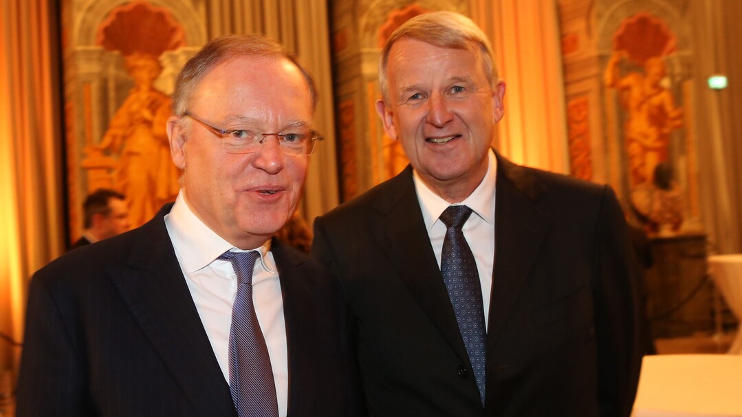 Niedersachsens Ministerpräsident Stephan Weil hat den Baumschul-Unternehmer Jan-Dieter Bruns mit dem Staatspreis 2018 ausgezeichnet.
