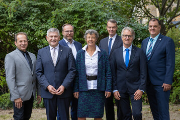  Das neue BGL-Prsidium (von links): Thomas Banzhaf (NRW), Paul Saum (Baden-Wrttemberg), Jan Paul (Sachsen-Anhalt), Pia Prger (Bayern), BGL-Prsident Lutze von Wurmb (Hamburg), Achim Kluge (Niedersachsen-Bremen), Thomas Bchner (Hessen-Thringen). 