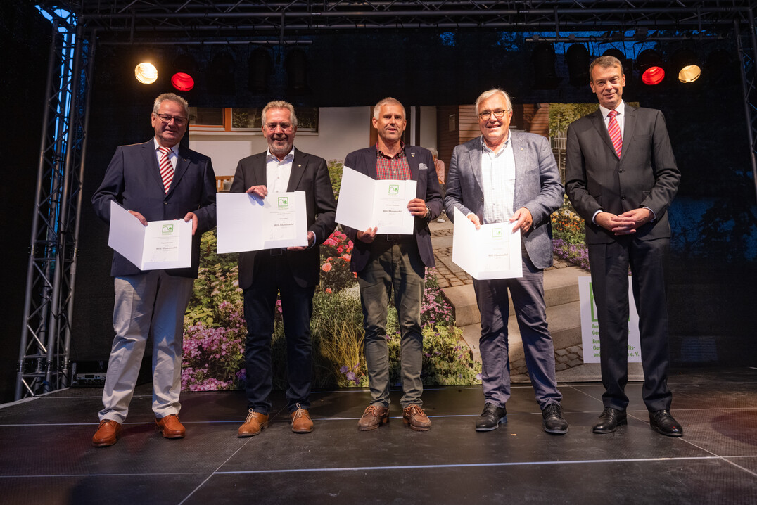 Der 14. BGL-Verbandskongress zeichnete ehemalige BGL-Prsidiumsmitglieder mit der BGL-Ehrennadel fr langjhriges, ehrenamtliches Engagement aus (v.li.): August Forster, Erich Hiller, Carsten Henselek und Eiko Leitsch. Ganz links: Lutze von Wurmb.