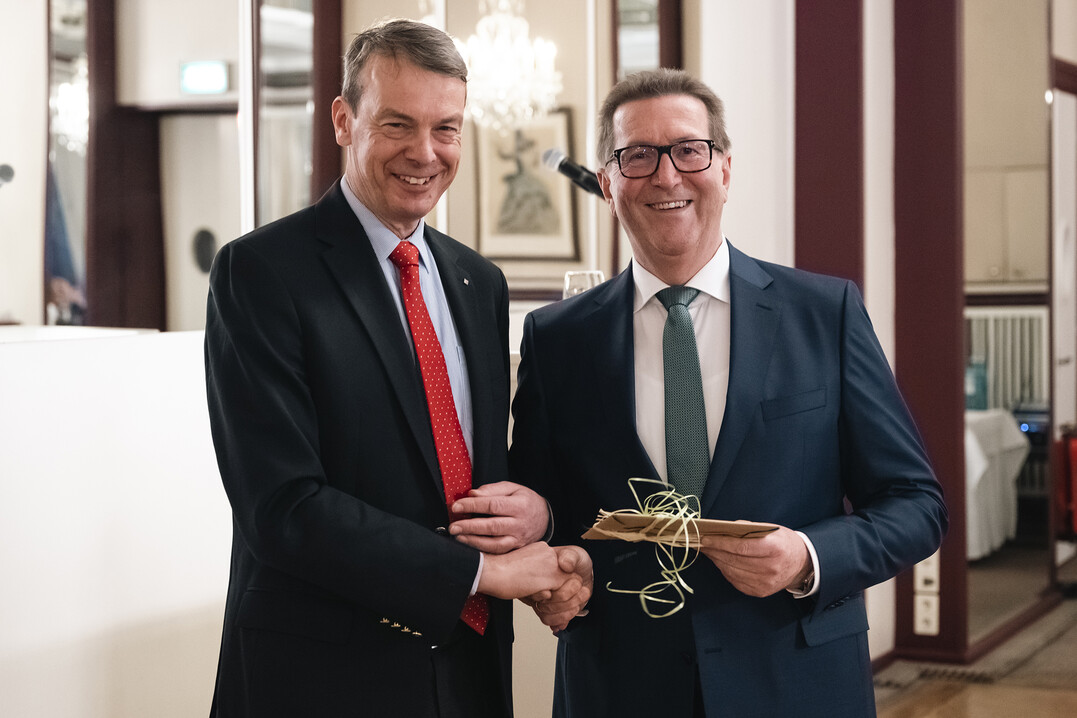 BGL-Präsident Lutze von Wurmb (li.) dankt Dr. Robert Kloos und verabschiedet ihn zum 1. März 2023 in den Ruhestand.