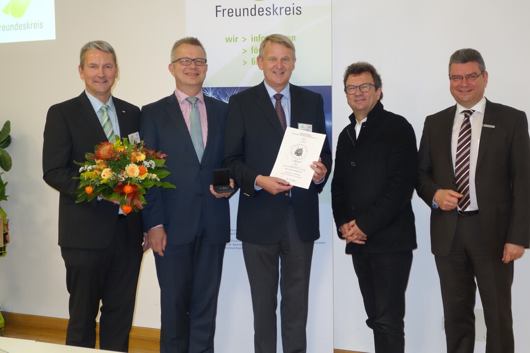 Vors. des Freundeskreises der Hochschule Osnabrück, Marc-Guido Megies; Dekan Prof. Dr. Bernd Lehmann; Jan - Dieter Bruns; Stadtbaurat Frank Otte; Landrat Jörg Bensberg und Vors. der Metropolregion Nord-West.
