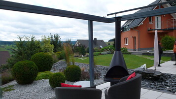 Der Sonderpreis in der Kategorie Private Hausgrten ging an Cathrin Petrik Garten- und Landschaftsbau aus Oberwiera fr das Projekt: Panoramablick ins Erzgebirge / Eibenberg