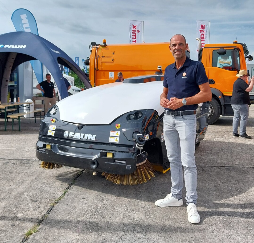 Die autonome Kehrmaschine Trombia Free aus Finnland, ausgestellt bei FAUN - hier Sales Manager Stephan Wolters -, ist in Industriebetrieben schon bewhrt und mchte auch auf die kommunalen Straen.