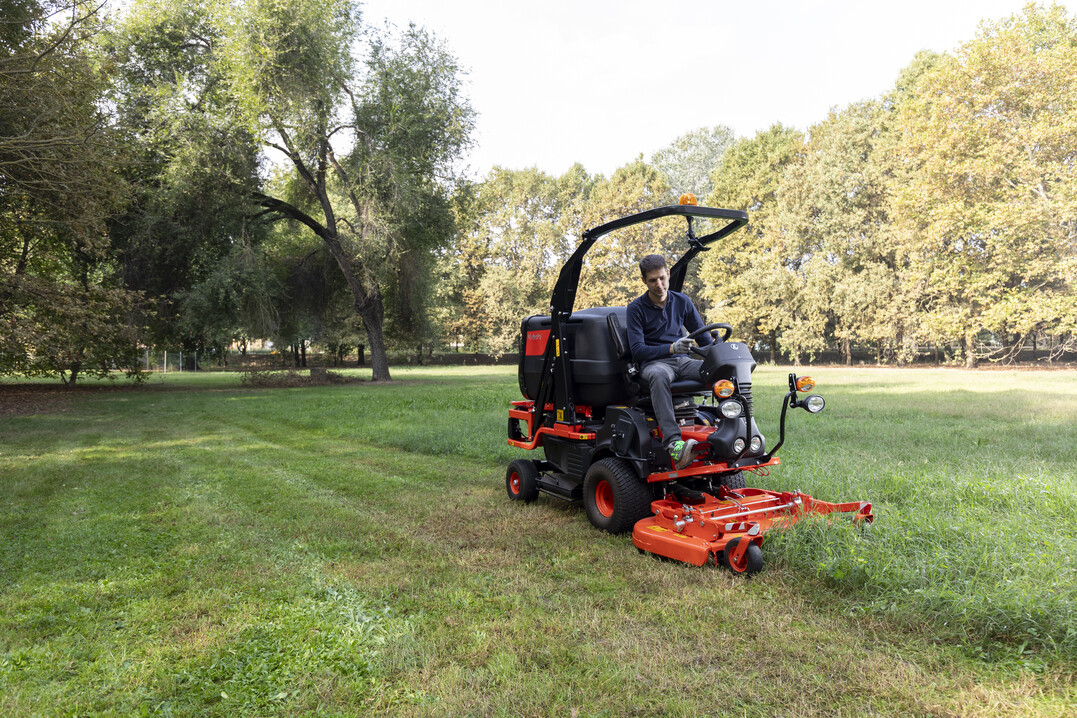 Der FC3-221E ist eine vielseitige 2WD-Maschine, die die Kraft und Leistung bietet, um eine Vielzahl von Rasenanwendungen zu bewltigen