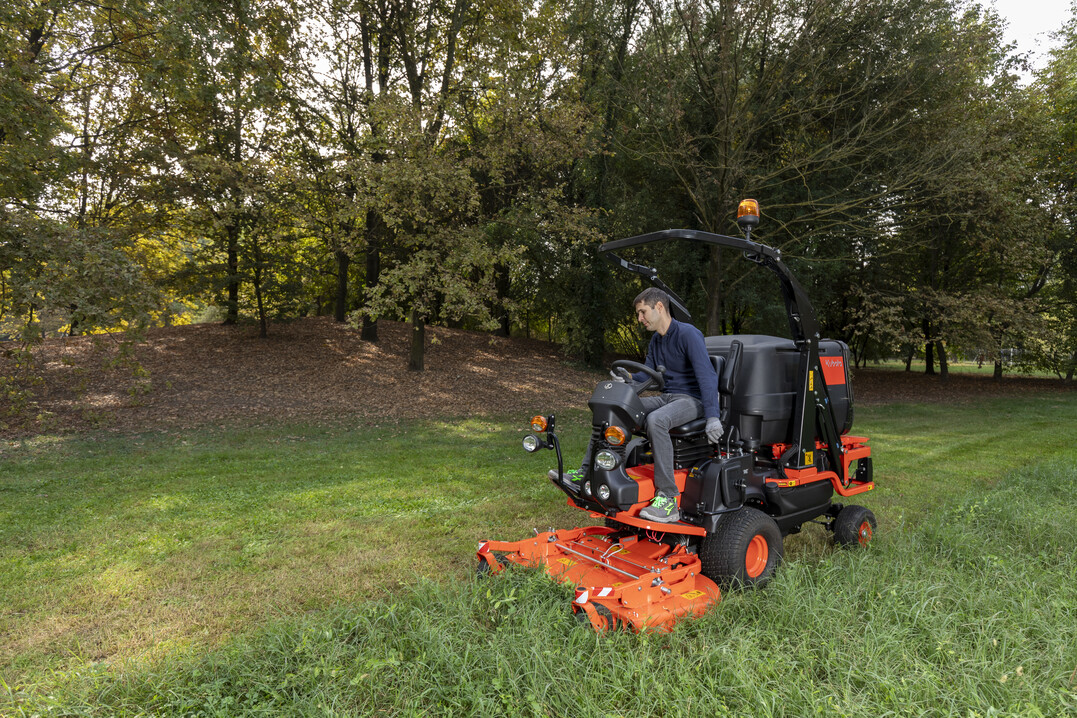 Das Kubota FC3-221E Schneid- und Sammelsystem eignet sich fr alle Anforderungen der Rasenpflege.