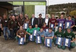 Reinhold Irsslinger (4. sitzend von rechts) vom Garten- und Landschaftsbaubetrieb Matthias Widenhorn, Gärten am See in Sipplingen und Manuel Kappler (rechts daneben) von dem Garten- und Landschaftsbaubetrieb Fahr GmbH aus Dornstetten gewannen den Jugendpreis 2012 auf der Landesgartenschau Nagold.