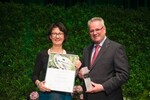 Den BGL-Preis 2017 des Bundesverbandes Garten-, Landschafts- und Sportplatzbau e. V. nahm Gundula Fehmer vom Fachbetrieb Reinhold Fehmer GmbH entgegen. Gundula Fehmer, BGL-Präsident August Forster v.l.n.r. :