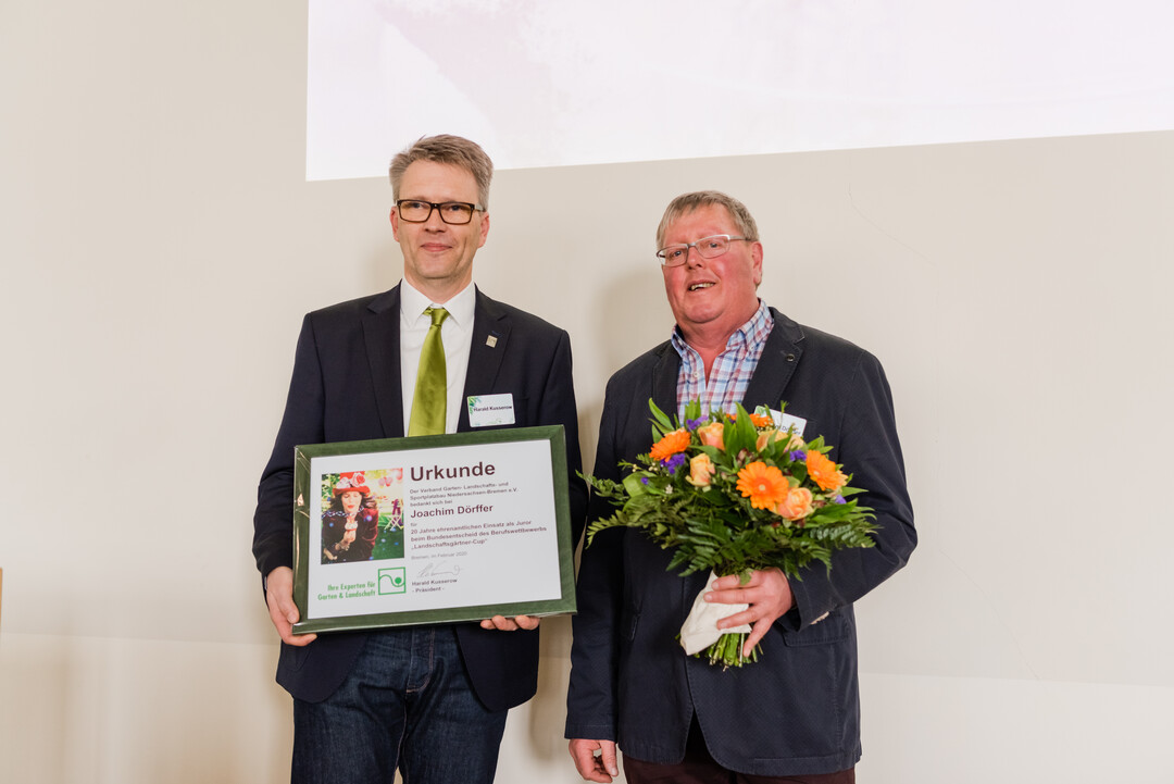 Prsident Harald Kusserow (Nied.-Bremen) dankte Achim Drffer fr seine 20-jhrige Ttigkeit als Preisrichter und Vertreter des Landesverbandes beim Bundeswettbewerb des Landschaftsgrtner-Cups
