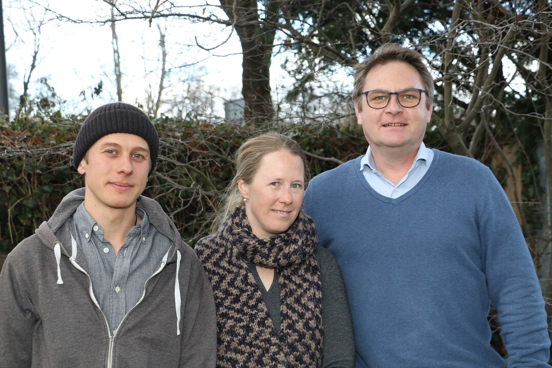V. l.: Thomas Fichter, Ausbilder bei der Firma Knittel
Gartengestalter, Geschäftsführerin Julia Knittel und Patrick Schmidt, Referent für Nachwuchswerbung
VGL Bayern, bereiten die Studienreisen für die bayerischen Auszubildenden und
Ausbilder vor.