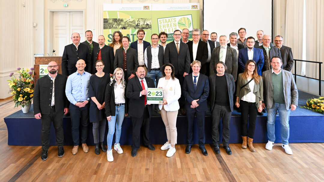 Michaela Kaniber (Mitte), Bayerische Staatsministerin für Ernährung, Landwirtschaft und Forsten, und Gerhard Zäh (links dabenen), Präsident des Verbandes Garten-, Landschafts- und Sportplatzbau Bayern, zusammen mit den Preisträgerinnen und Preisträgern der Staatsehrenpreise für vorbildliche Ausbildung im Garten- und Landschaftsbau 2023.