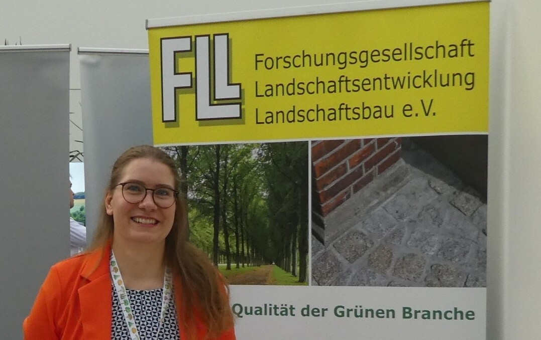 Neue Geschftsfhrerin der Forschungsgesellschaft Landschaftsentwicklung Landschaftsbau e. V. (FLL) ist Lea Nollen, seit 2019 als FLL-Fachreferentin ttig, die ihre neue Aufgabe ab Oktober 2023 wahrnimmt.
