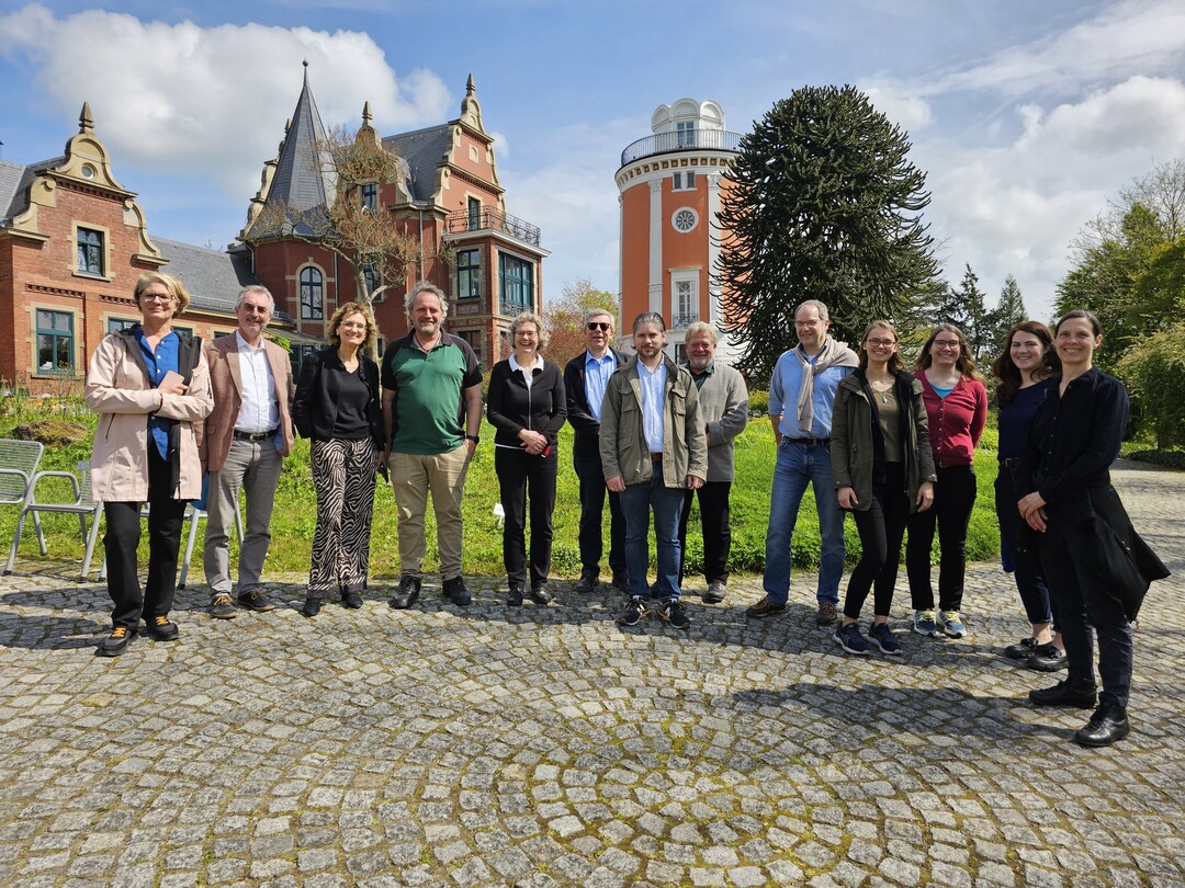 Die Hochschulkonferenz Landschaft (HKL), ein freier Zusammenschluss von Hochschulen, Universitten sowie Fach- und Berufsverbnden mit Bezug zur grnen Branche und insbesondere der Landschaftsarchitektur, traf sich in Wuppertal, um sich unter anderem ber den Fachkrftemangel auszutauschen und Lsungsoptionen zu diskutieren, wie qualifiziertes Personal gefrdert und gewonnen werden kann.