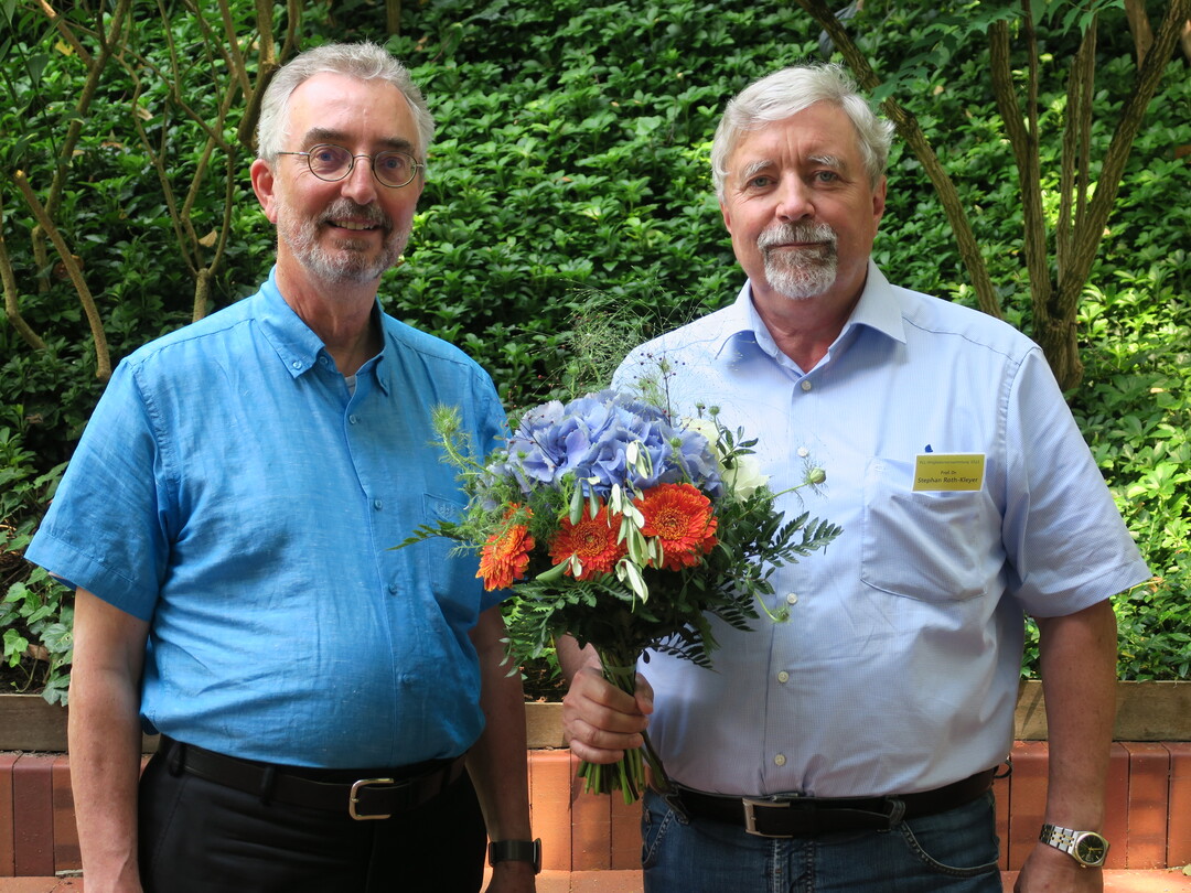 Auf der diesjährigen FLL-Mitgliederversammlung im Juni 2023 erhielt Prof. Dr. Stephan Roth-Kleyer als Zeichen der Anerkennung für sein langjähriges Engagement in der FLL-Regelwerksarbeit den „Strauß des Präsidenten“, den ihm Prof. Dr. Ulrich Kias in seiner Funktion als FLL-Präsident überreichte.