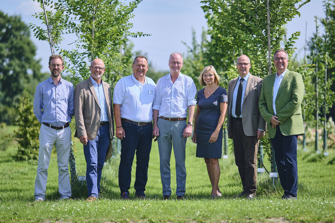 Freuten sich ber die Erffnung der Florum 2023 (v.r.n.l.) Hajo Hinrichs,
BdB-Prsident, Minister Werner Schwarz (MLLEV S-H), Ute Volquardsen
(Prsidentin LKSH), Sven Plger, Diplom-Meteorologe, TV-Moderator &
Buchautor, Dr. Frank Schoppa (GF BdB S-H), Axel Huckfeldt (Vorstand BdB
S-H) und Jan-Peter Beese, Leiter des Gartenbauzentrum S-H.