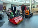 (v.l.n.r.) David Schulze Hillert, Geschäftsführer FORAS GmbH, Bastian Meyer, Leiter Innendienst FORAS GmbH, und Florian Weiss, Gebietsleiter Rapid Technic GmbH besiegeln die gemeinsame Partnerschaft.