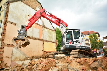 2.	Der zweigeteilte Ausleger ist die bevorzugte Standardausrstung. Fr grere Grab- und Hubleistungen steht ein 5,68 m langer Monoblock zur Wahl. 