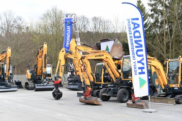 Im April fand eine groe Hausausstellung statt, auf der verschiedenste Hyundai-Baumaschinen ausgestellt wurden.