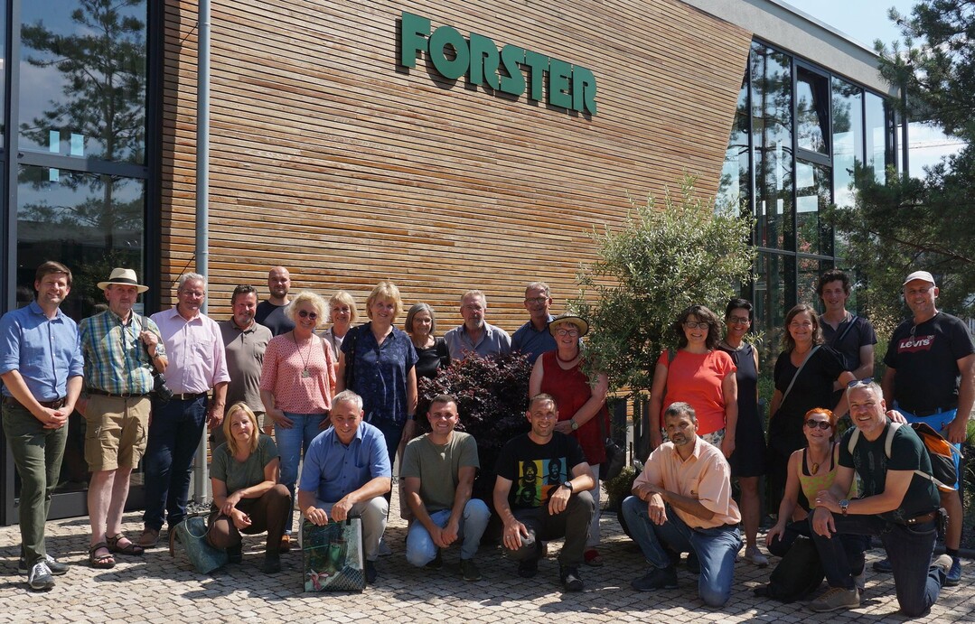 Die Reisegruppe des VGL Baden-Wrttemberg auf der ersten Station, im GaLaBau-Unternehmen Forster in Alfter.