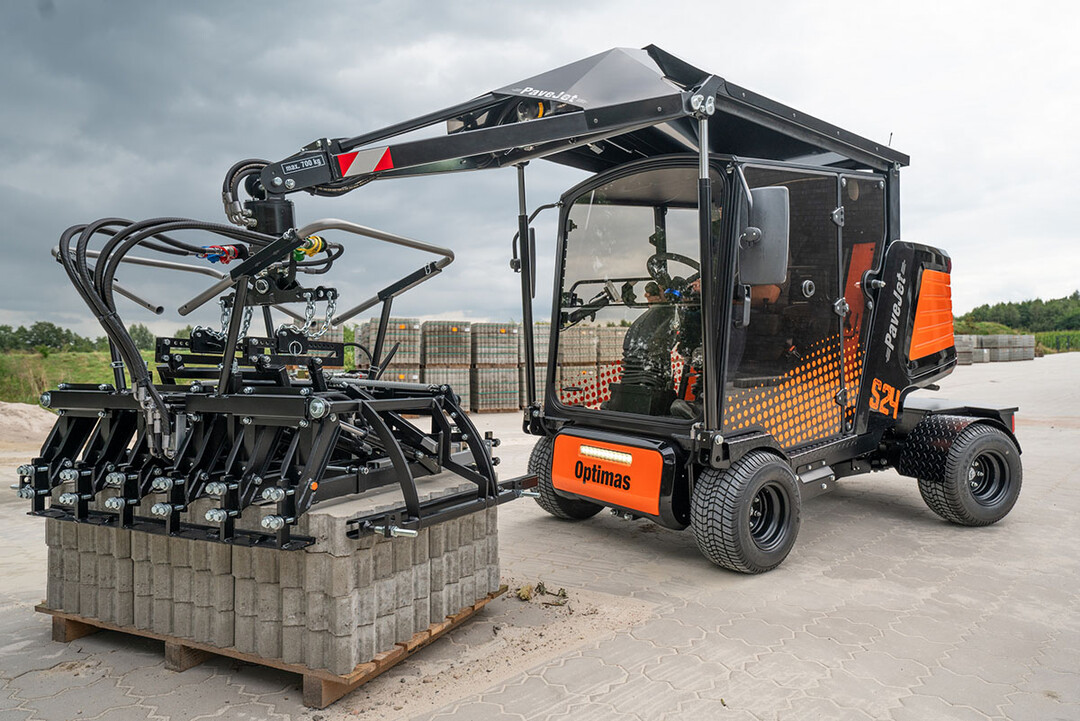 Die neue Optimas Pflasterverlegemaschine PaveJet S24 hat einen leistungsstarken Kubota Motor und ist mit nur 1.980 mm Hhe Tiefgaragen tauglich.
