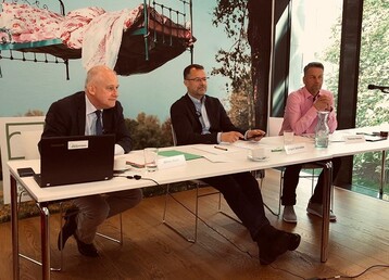 Im Informations- und Kompetenzzentrum fr zukunftsgerechtes Bauen koordinierten die stellv. Vorstandsvorsitzenden Thomas Heiner (rechts) und Jrgen Schrabbe (2. v. r.) gemeinsam mit Geschftsfhrer Oliver Hoch vor der Kamera die Veranstaltung. 