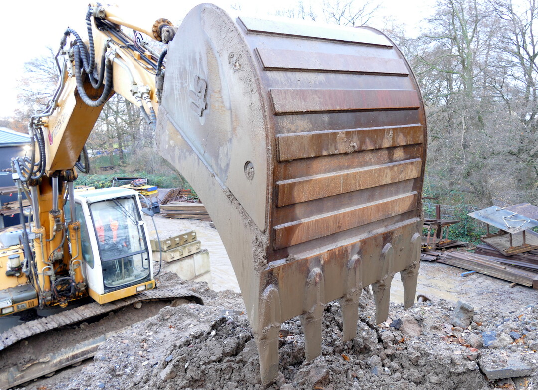 Ein hochwertiger LIS-Tieflöffel mit 1.200 mm Schnittbreite und Esco-Zahnsystem im Erdbaueinsatz.