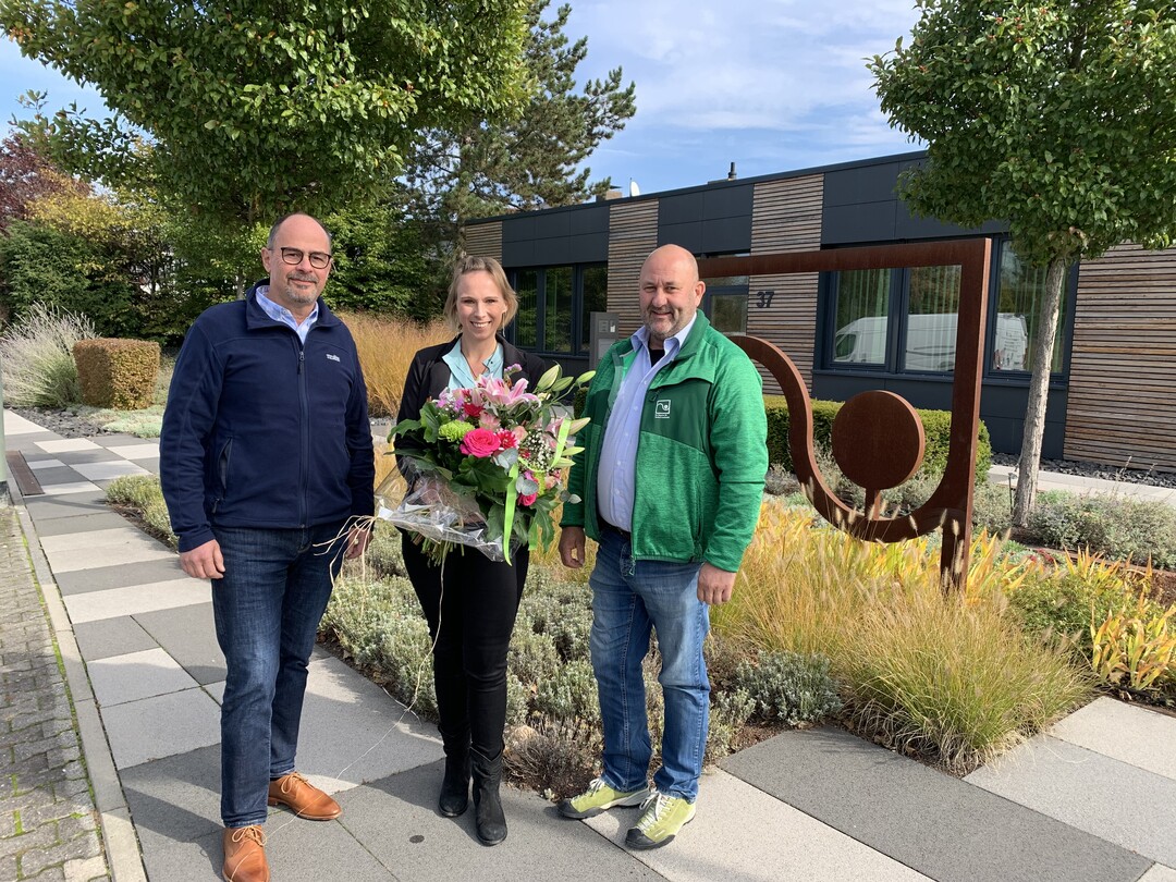 Prsident Karsten Hain (rechts) und Prsidiumsmitglied Wolfgang Bu (links) begren Carolin Leist als neue FGL Geschftsfhrerin