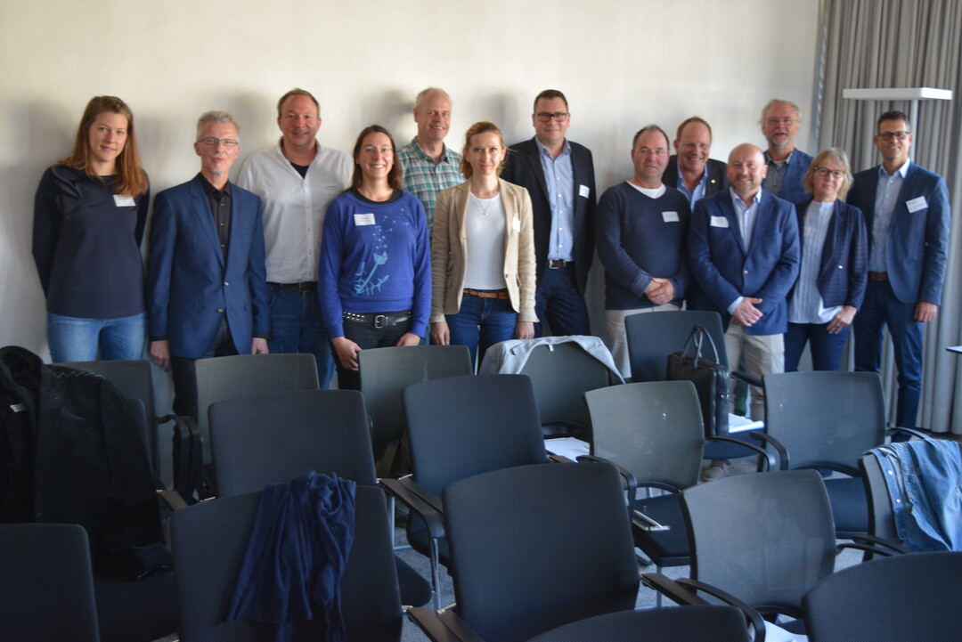 Die Referenten auf einem Blick (stehend v.l.n.r.): Pascale Klaunig, Prof. Dr. Karl-Heinz Strauch, Alexander Hildebrand, Irene Zluwa, Nils van Steenis, Mariana Yordanova, Christian Tuschen, Stefan Brandhorst, Jürgen Herrmannsdörfer, Gerhard Zemp, Prof. Dr. Manfred Köhler, Dr. Barbara Jäckel, Dr. Gunter Mann (BuGG-Präsident)