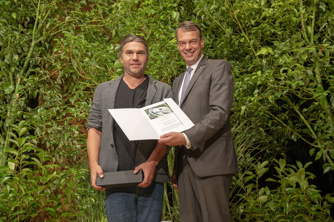 Landschaftsgrtnerischer Pflegewettbewerb im Rahmen der BUGA Heilbronn 2019: BGL-Prsident Lutze von Wurmb zeichnete die Projekt GrnRaum GmbH aus Flein mit dem BGL-Ehrenreis 2019 aus.