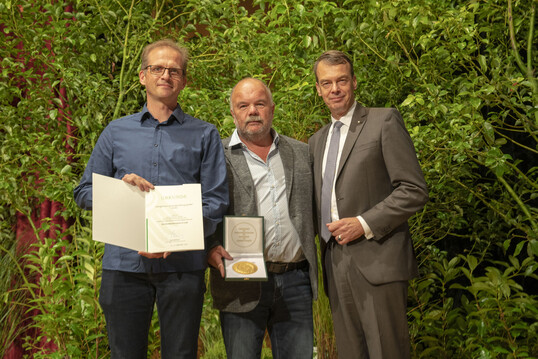 ber den Staatsehrenpreis des Bundesministeriums fr Ernhrung und Landwirtschaft (BMEL) in Gold konnte sich das GaLaBau-Unternehmen Bietigheimer Gartengestaltung GmbH freuen.