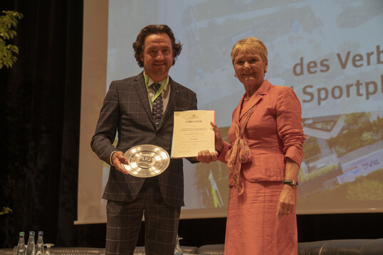 Beim Landschaftsgrtnerischen Wettbewerb Bausituation Themengrten wurden die Gartenwelten des Verbandes Garten-, Landschafts- und Sportplatzbau Baden-Wrttemberg e.V. mit dem Ehrenpreis des Ministeriums fr Lndlichen Raum und Verbraucherschutz Baden-Wrttemberg ausgezeichnet. Stellvertretend fr alle am Bau beteiligten GaLaBau-Unternehmen nahm der VGL-Vorstandsvorsitzende Martin Joos (Joos Gartenanalagen) die Auszeichnung entgegen.