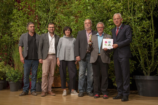 Beim Landschaftsgrtnerischen Wettbewerb Bausituation Themengrten wurde der Themengarten der Region Franken mit dem Ehrenpreis der Stadt Heilbronn ausgezeichnet. Stellvertretend fr alle am Bau beteiligten GaLaBau-Unternehmen nahm Waldemar Stahl (Garten-Stahl GmbH) die Auszeichnung entgegen.