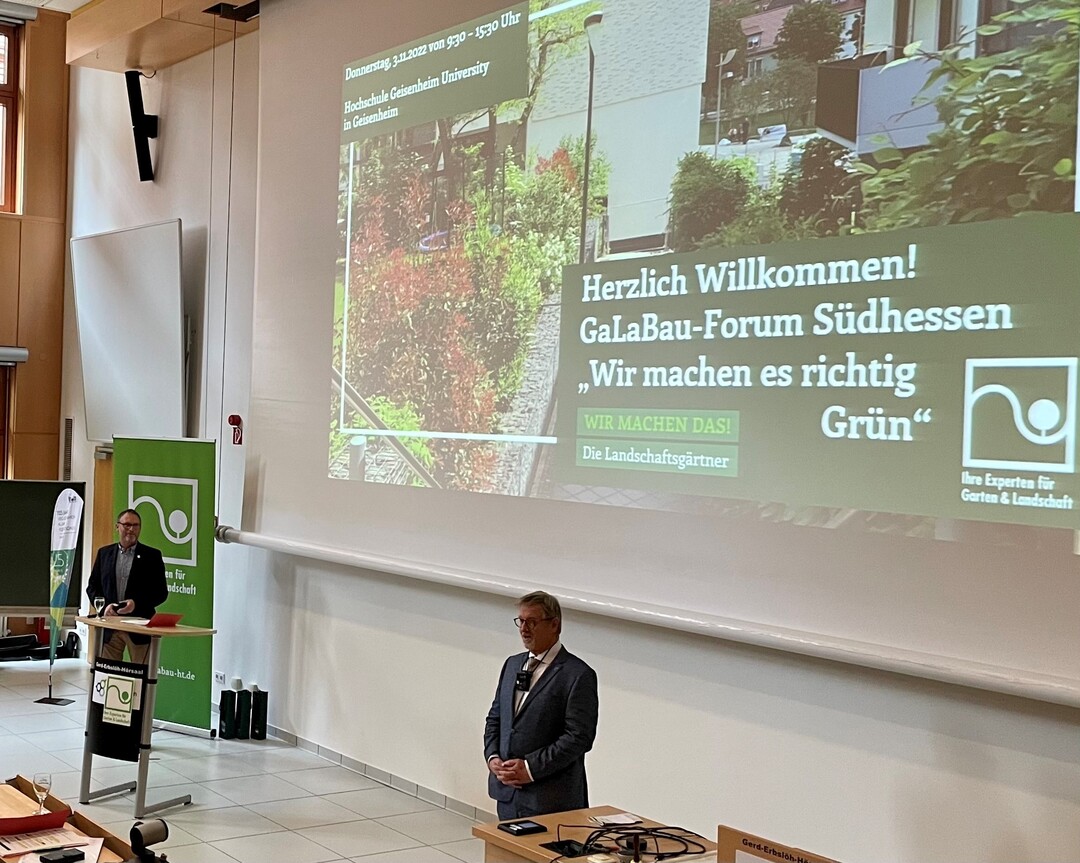 FGL-Regionalpräsident Alexander Tilburgs und Stellvertretender Institutsleiter Prof. Dipl.-Ing. Gerd Helget eröffnen GaLaBau-Forum 2022 an der Hochschule Geisenheim University