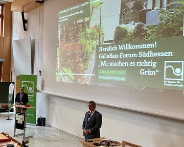 FGL-Regionalprsident Alexander Tilburgs und Stellvertretender Institutsleiter Prof. Dipl.-Ing. Gerd Helget erffnen GaLaBau-Forum 2022 an der Hochschule Geisenheim University
