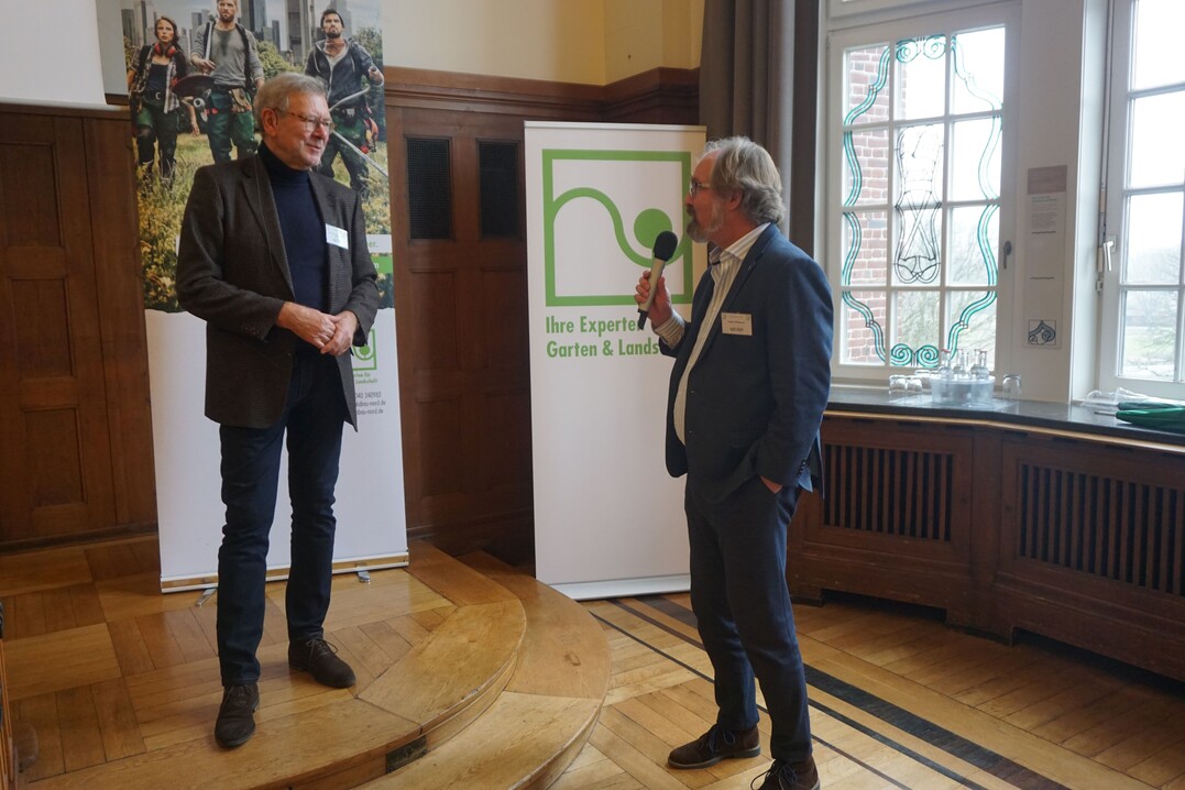 Der Vorsitzende des FGL HH, Ludger Plamann (rechts), diskutiert mit Prof. Dr. habil. Hartmut Balder ber das grne Stadtmanagement der Zukunft.