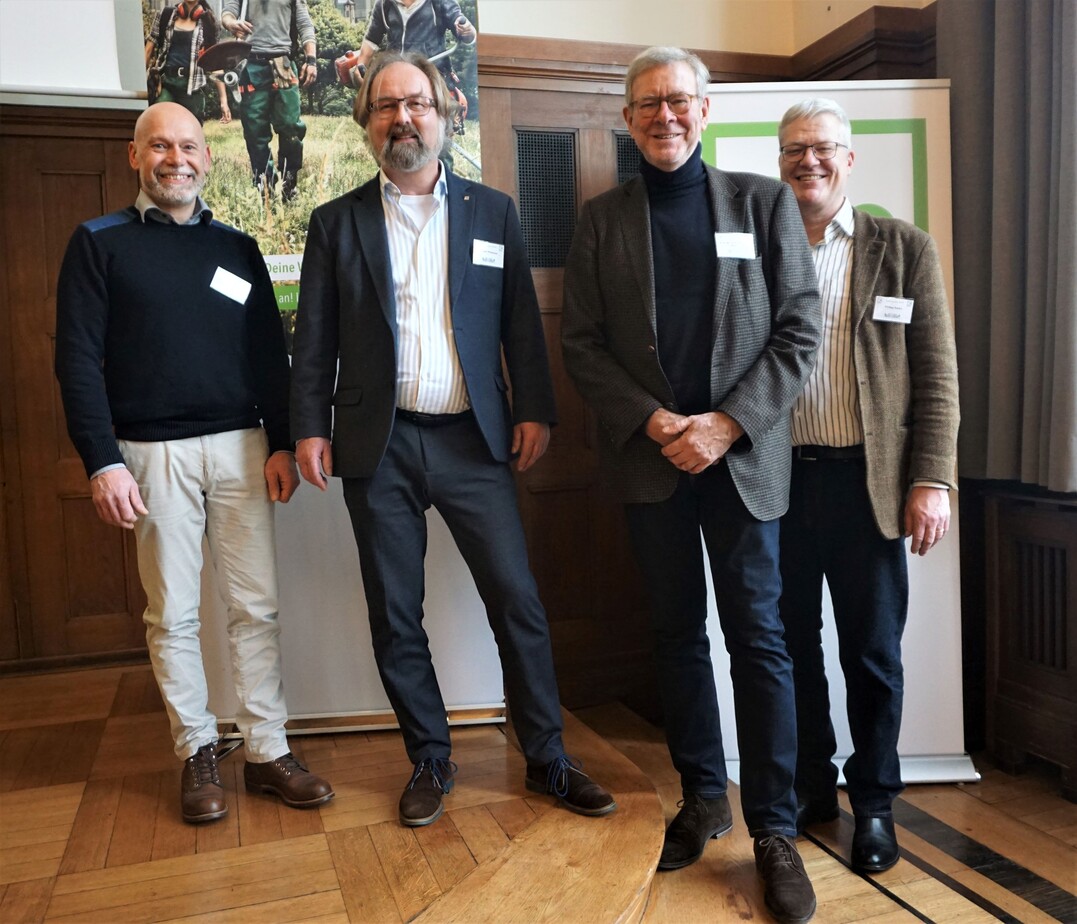 Der FGL HH-Vorsitzende Ludger Plamann (zweite von rechts) mit den Referenten der diesjhrigen GaLaBau-Fachtagung: Oliver Daxauer, Prof. Dr. habil. Hartmut Balder und Philipp Sattler (v. l. n. r.).