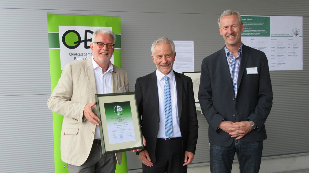 Die Geschftsfhrer der Baumpflege Bollmann GmbH, Hans Rhiem (l.) und Michael Hartmann (r.), mit Reinhold Knittel, Geschftsfhrer der SVLFG.