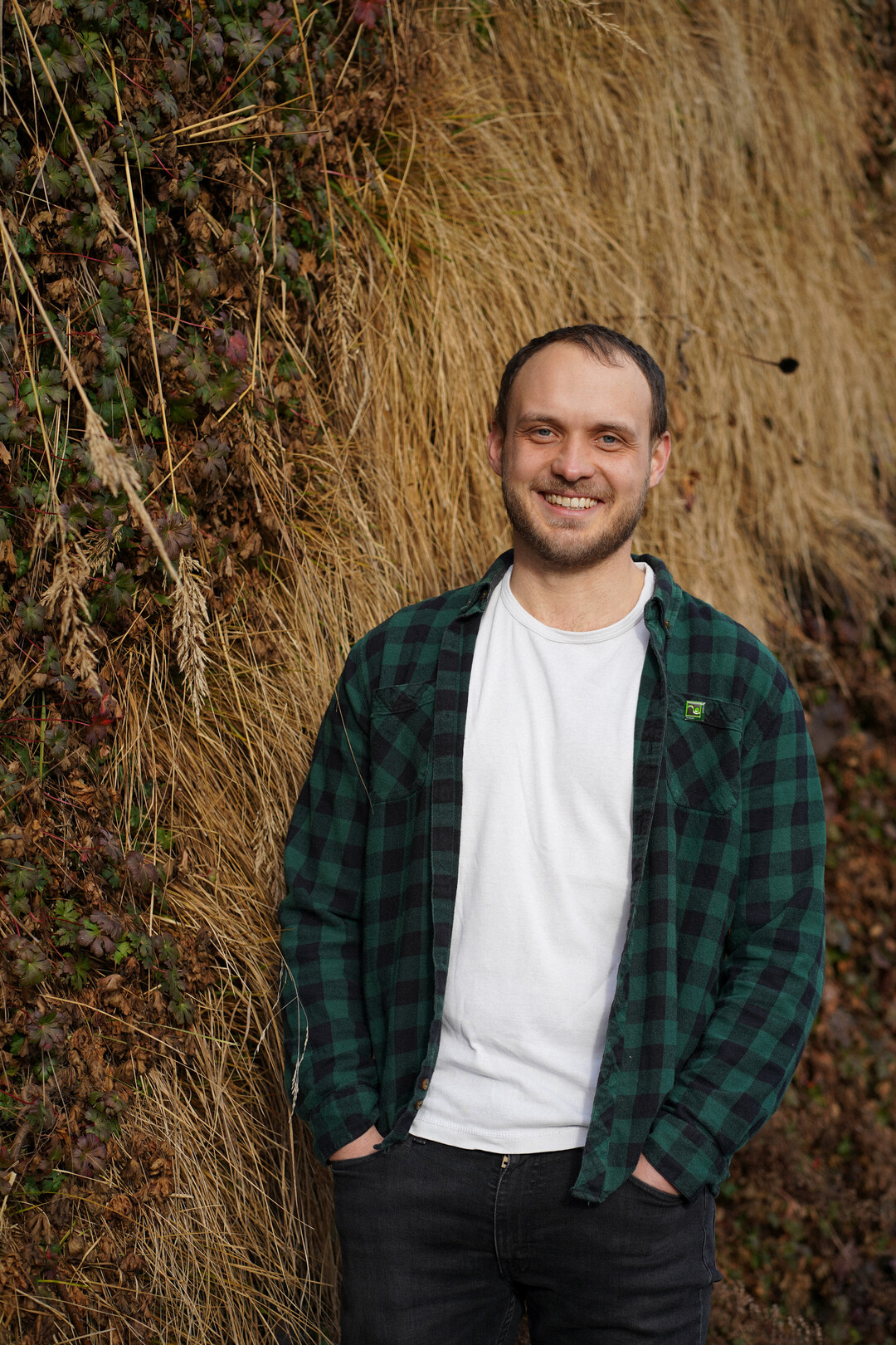 Landschaftsgrtner, Techniker und Meister mit 1 vor dem Komma  dabei wusste Sebastian Schmidtke nach dem Abitur noch gar nicht, wohin sein beruflicher Weg ihn fhren sollte. Heute widmet er sich nicht nur beruflich mit groem Engagement der Arbeit mit Pflanzen: Er ist auch Mitbegrnder eines Vereins, der sich dem Schutz der heimischen Obstwiesen widmet. Dort gibt er Wissen weiter, zum Beispiel zum Obstbaumschnitt und zur wichtigen Funktion von Obstwiesen im kosystem. Whrend seiner Fortbildung zum Techniker und Meister in Veitshochheim entwickelte er in Zusammenarbeit mit dem VGL Bayern und mit anderen Mitschlerinnen und -schlern  mit viel persnlichem Engagement  einen Messestand zum Thema Biodiversitt bis zur Kommunikation in Social Media.
